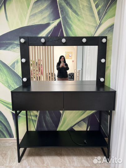 Макияжный стол с подсветкой