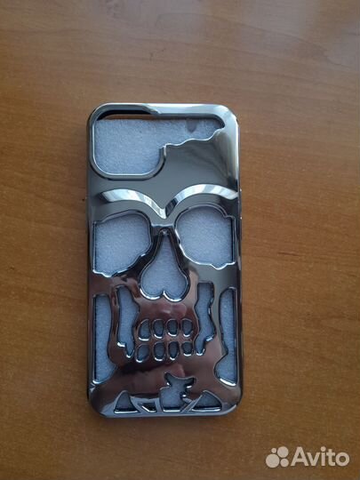 Чехол с черепом iPhone 13