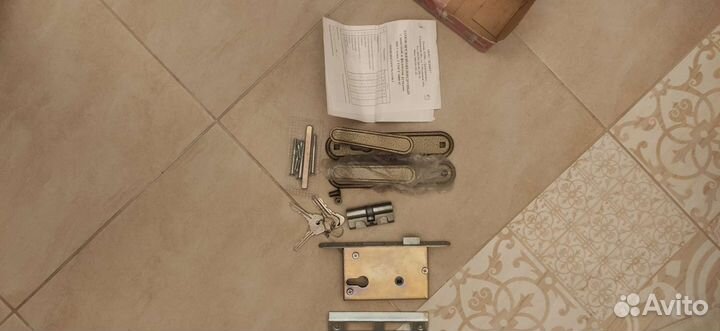 Замок врезной цилиндровый с защелкой