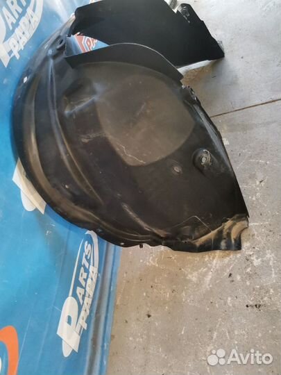 Подкрылок локер передний левый Renault Duster