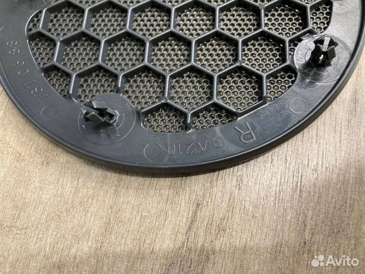 Сетка заднего правого динамика Mercedes W210