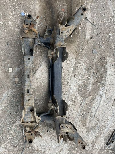 Задний подрамник toyota rav4 30 2006г