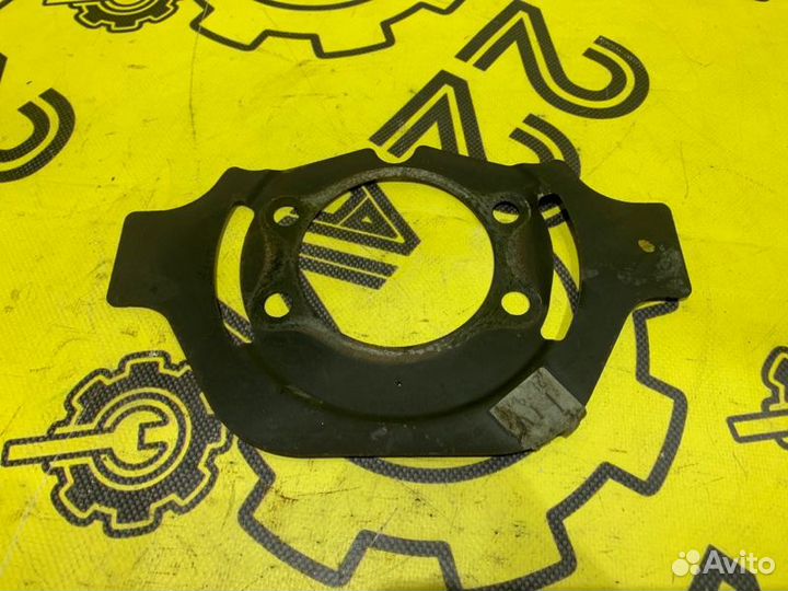 Щиток тормозного механизма передний правый Nissan