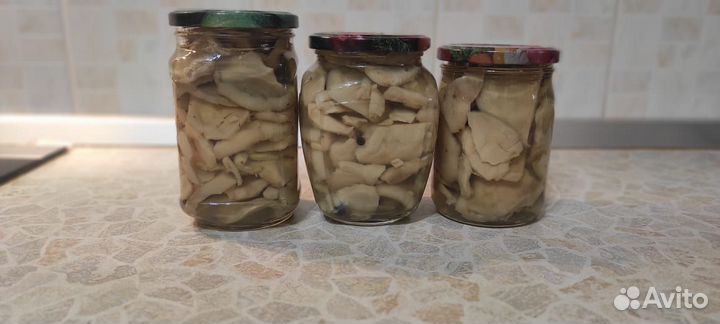 Грибы маринованные.белые грузди