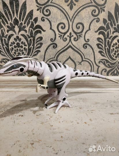 Динозавр робот WowWee белый
