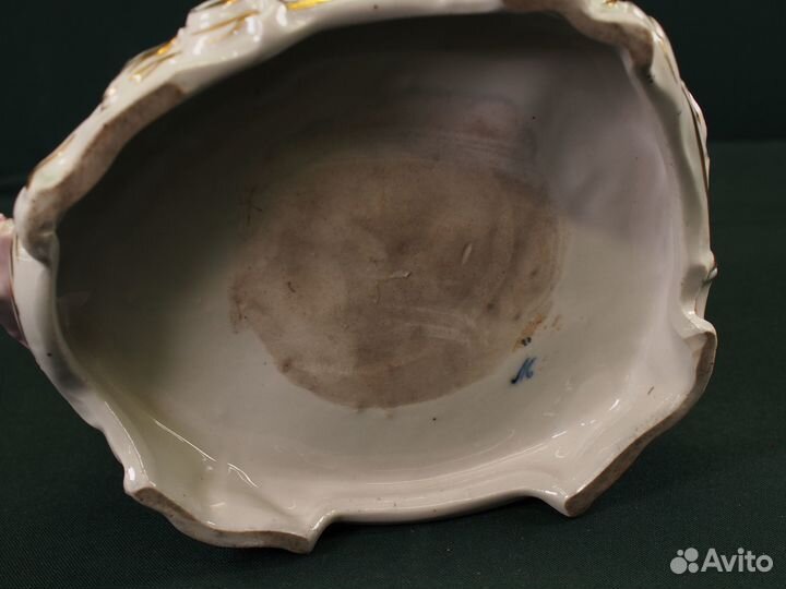 Фарфоровая статуэтка 