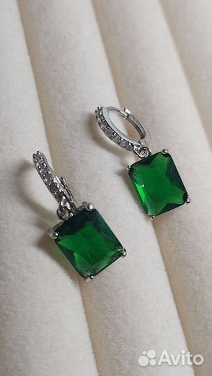 Серьги с цирконом изумруд новые