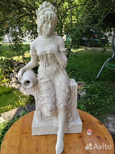 Девушка с кувшином