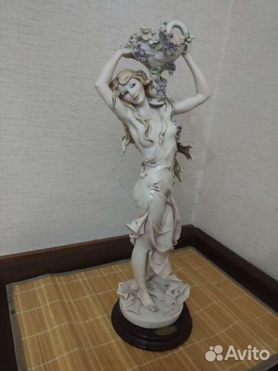 Статуэтка G. Armani леди Сирень и Розы фарфор