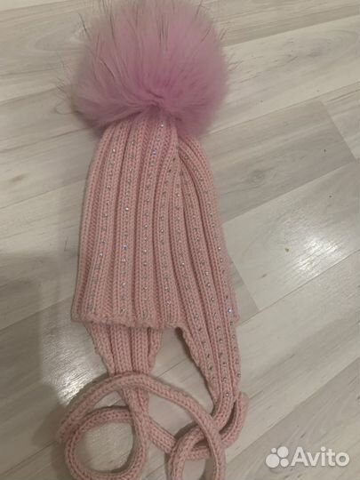 Шапка с шикарным помпоном и стразами сваровски