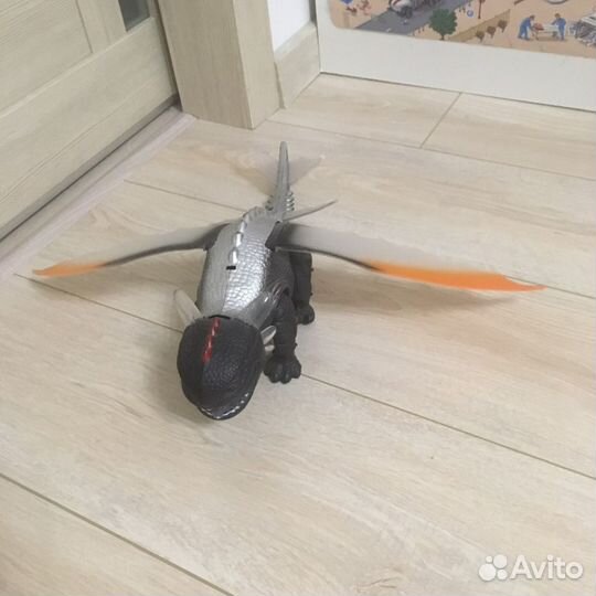 Дракон беззубик ходит свет звук