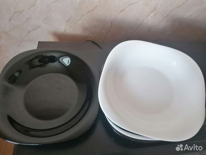 Тарелки IKEA белые и чёрные, большие
