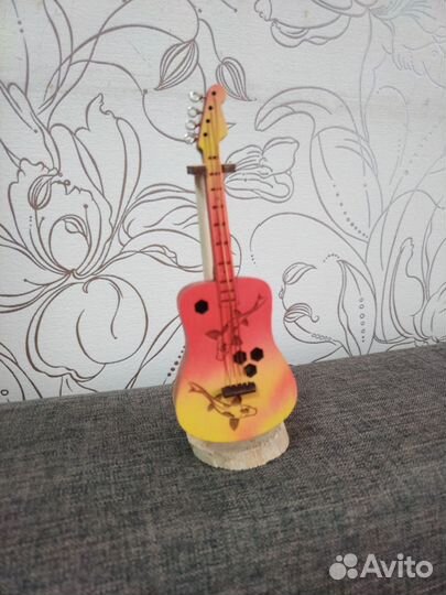 Гитара сувенирная