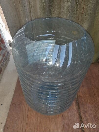 Большой цветочный горшок и маленькие