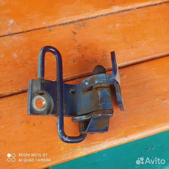 Петля передней двери