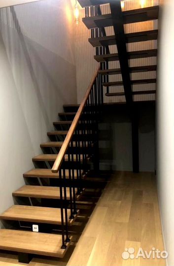 Лестница на косоурах На металлокаркасе