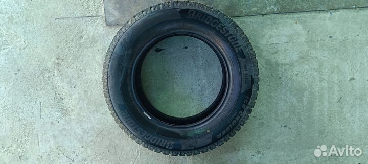 Bridgestone Ice Cruiser 7000S 215/65 R16 98T