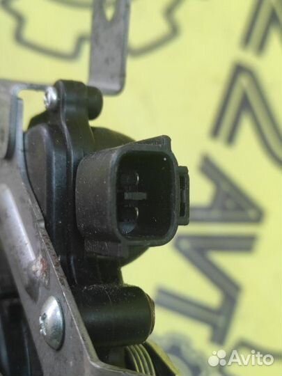 Замок двери задний правый Nissan Serena NC25