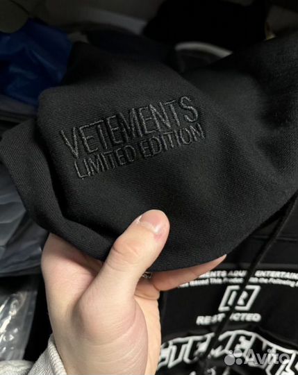 Худи vetements на руках