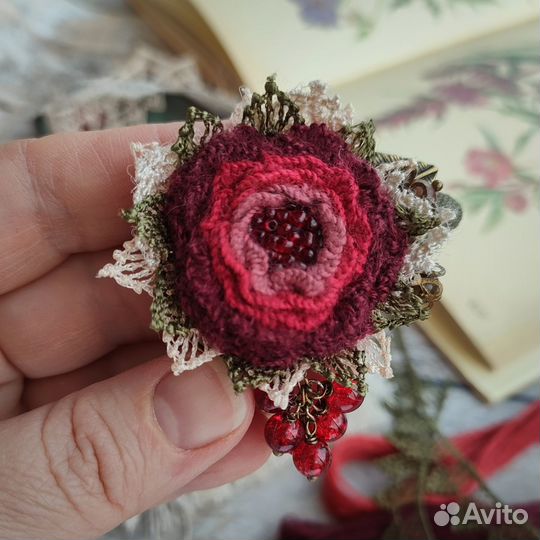 Брошь вышитая 