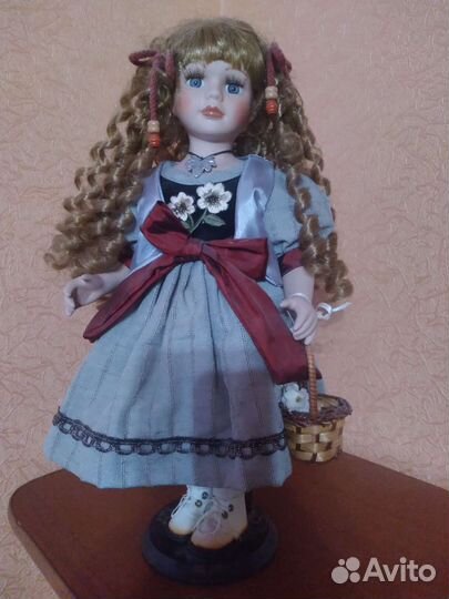 Кукла фарфоровая