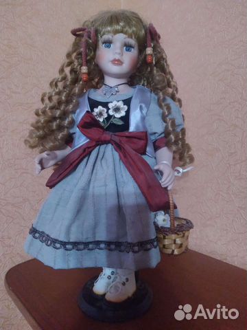 Кукла фарфоровая