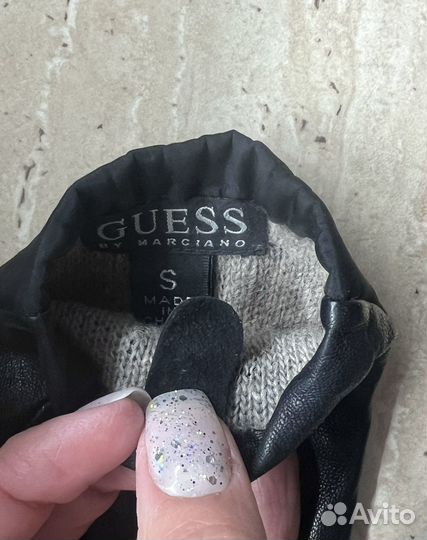 Перчатки Guess
