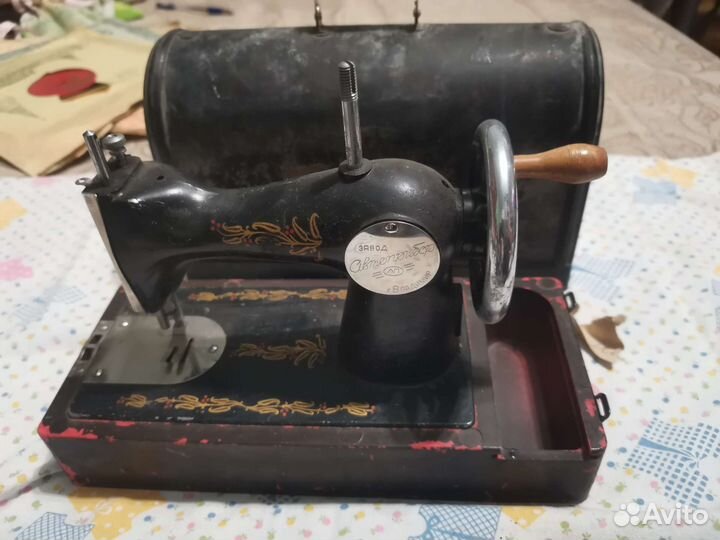 Маленькая швейная машинка