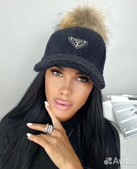Кепка зимняя женская Prada с помпоном