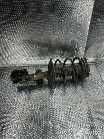 Стойка амортизатора передняя Toyota Camry XV70