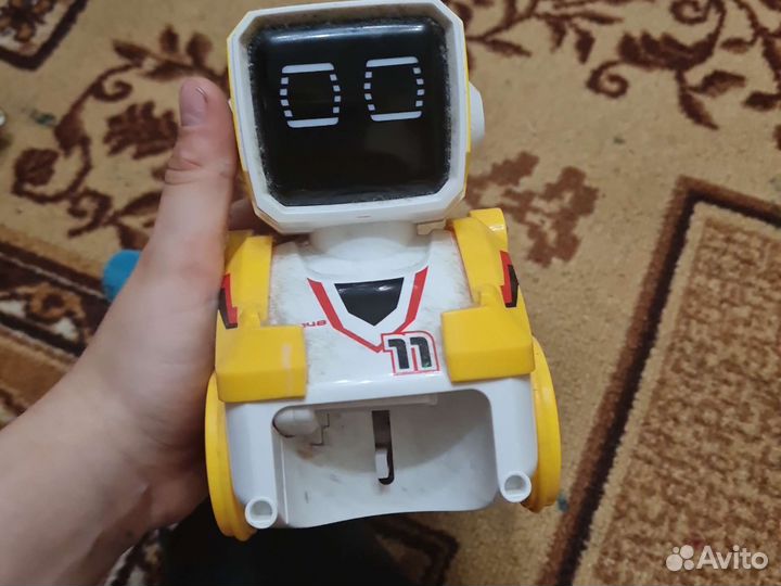 Роботы на радиоуправлении жёлтый и красный