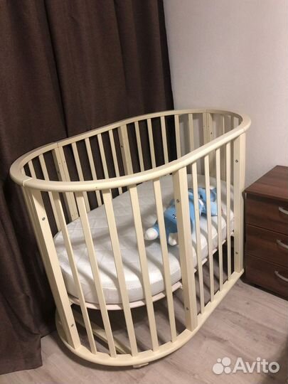 Детская кровать и комод