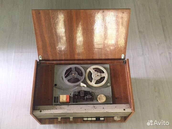 Катушечный магнитофон, радиоприёмник Рекорд