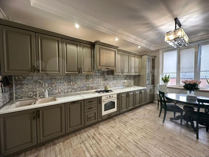 2-к. квартира, 120 м², 1/10 эт.