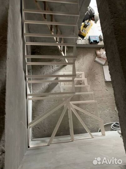 Г-образная лестница с поворотом