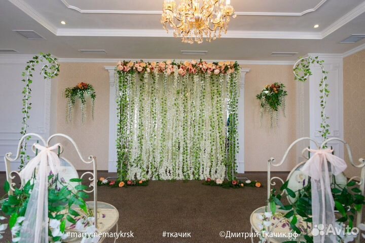 Арка свадеб с воротами и двумя верхами стойки стол