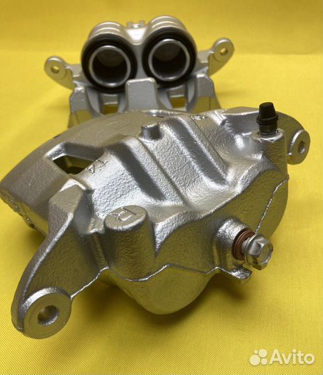 Nissan Serena тормозной суппорт