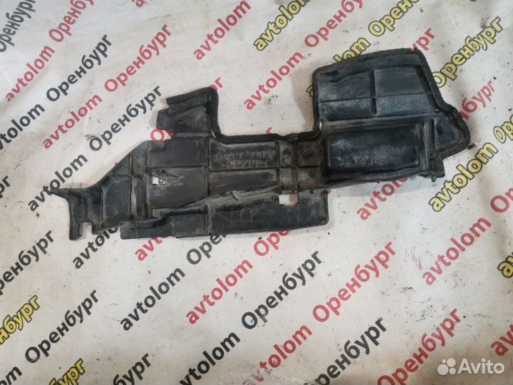 Дефлектор радиатора правый Toyota Camry 40