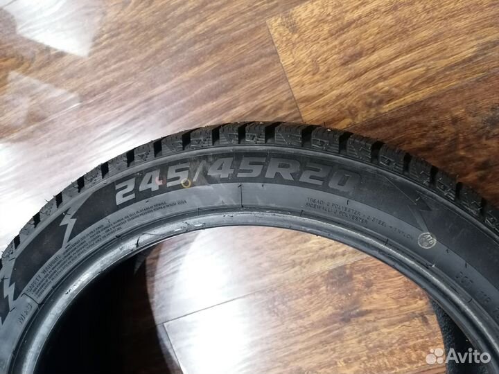 Royal Black Royal Stud II 245/45 R20