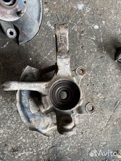 Кулак поворотный передний левый Nissan Almera