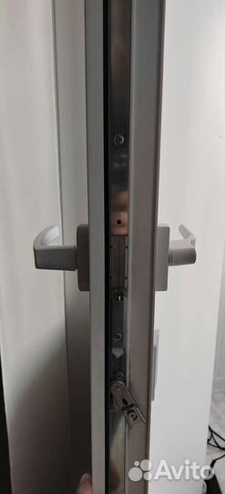 Двусторонняя ручка на двери