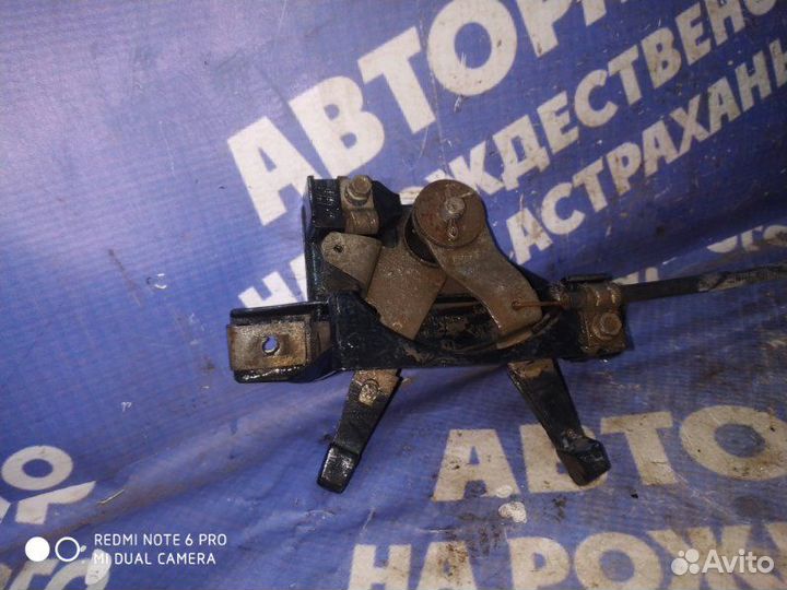 Кронштейн регулятора заслонки печки Ваз Лада 2104