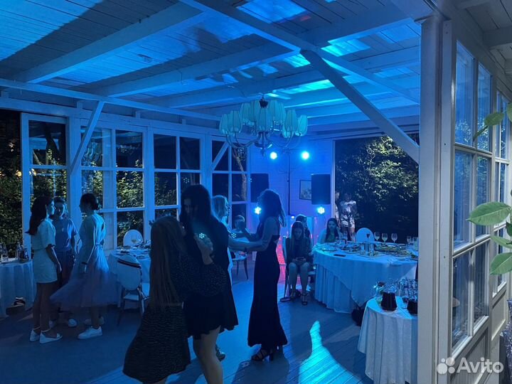 DJ с аппаратурой для вашего праздника