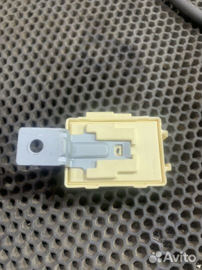 Реле центрального замка Кайрон SsangYong Kyron