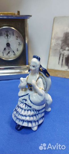 Статуэтка антикварная дама в кресле.Европа