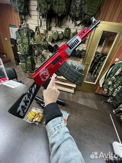 Автомат ак-47 с вылетающими гильзами красный