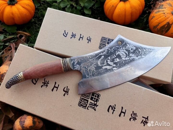 Нож с гравировкой