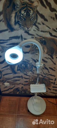 Косметологическая лампа лупа напольная