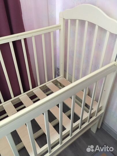 Детская кроватка с маятником