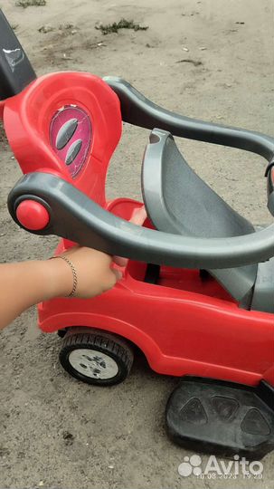 Детская машина каталка с ручкой